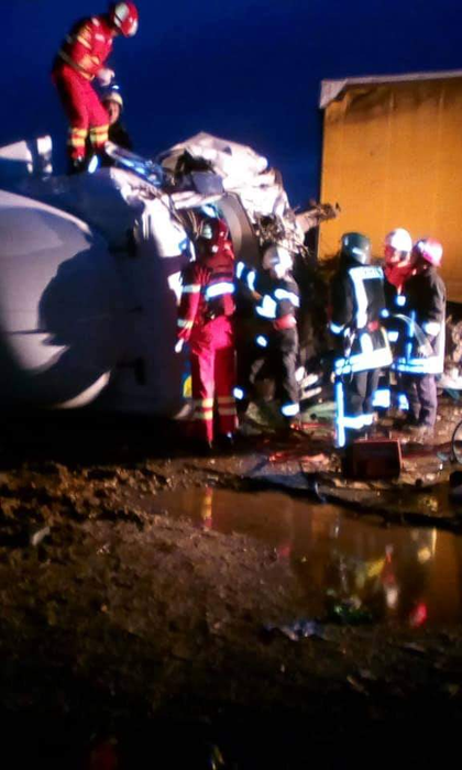 Accident cumplit pe DN6! Două TIR-uri s-au ciocnit violent, iar unul dintre șoferi a rămas încarcerat
