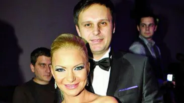 Oare ce parere va avea sotul ei despre aceste imagini? Andreea Antonescu, filmata in timp ce se saruta cu un barbat