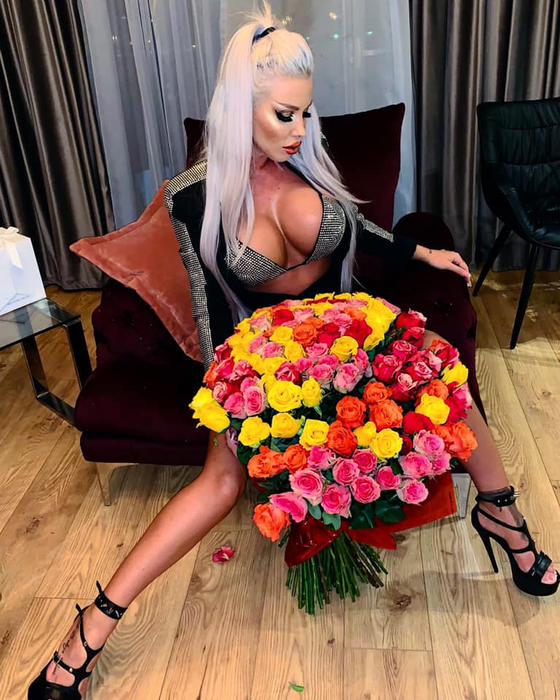 Loredana Chivu, în bikini „invizibili” pe o plajă din Mamaia. Când s-a întors cu fața, s-a văzut tot