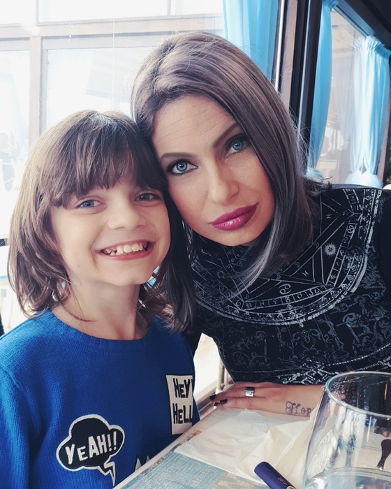 Adela Chirică și băiatul ei, Davis, au fost din nou blestemați de o hărțuitoare