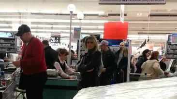 Crina Abrudan si Gabi Popescu, atrasi de o...saltea de pat! S-au uitat in acelasi timp la ea!