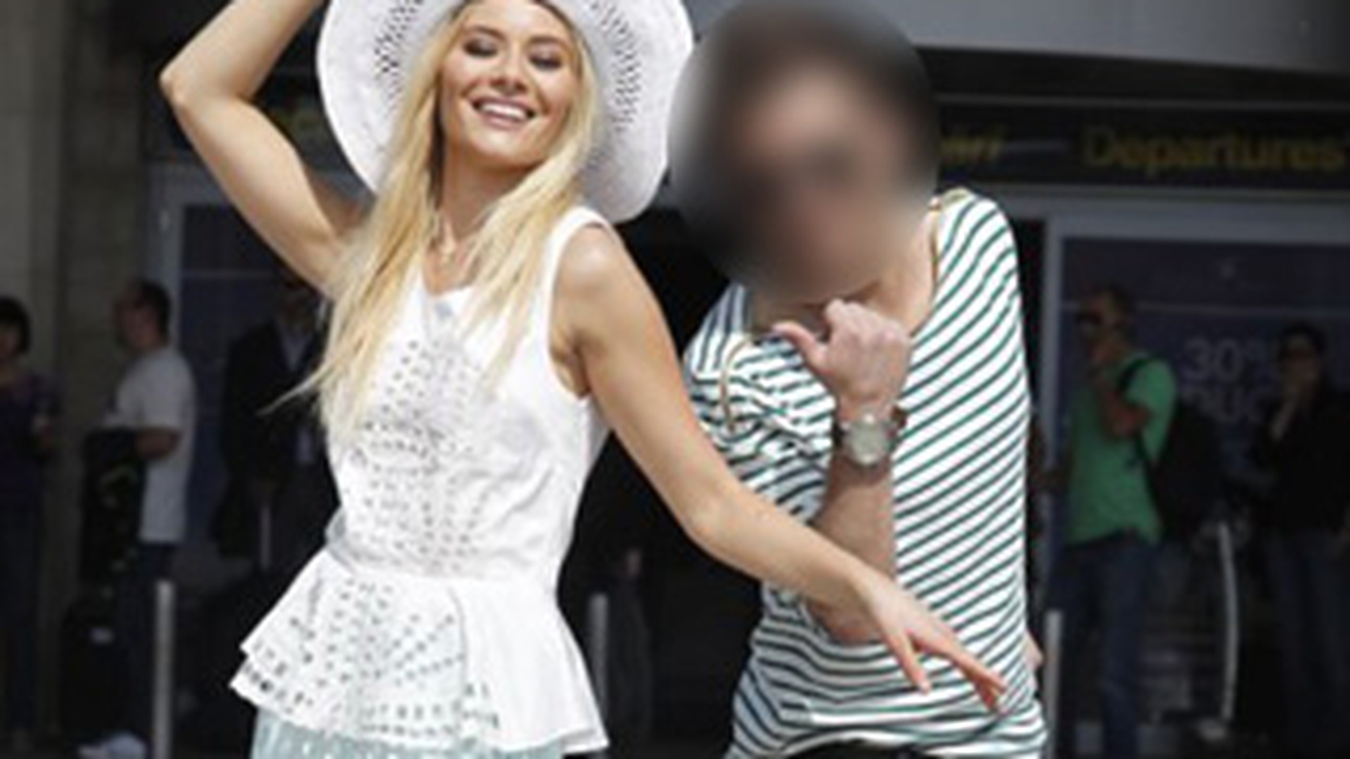 Laura Cosoi isi vindeca ranile despartirii de Smiley! Vezi alaturi de ce barbat va colinda Europa!
