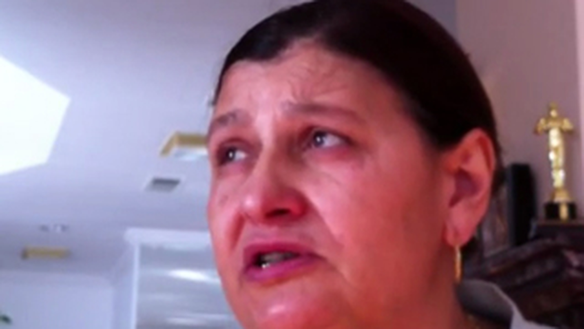 VIDEO Mama Monicai plange in hohote: "Mergeam pe strazi plangand si nu aveam un dolar in buzunar"