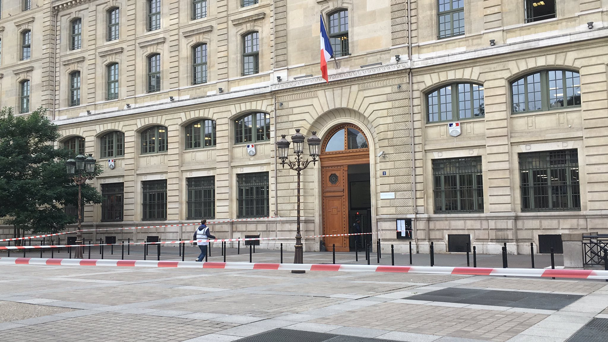 Atac sângeros în sediul central al poliţiei din Paris. Bilanțul morților și cine este autorul masacrului