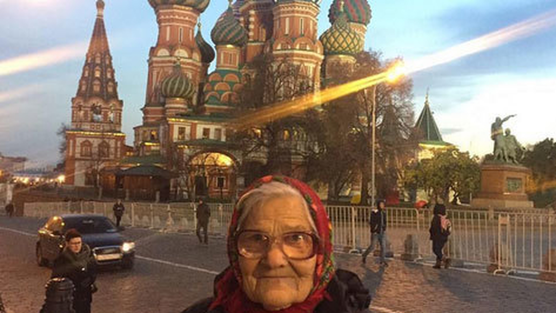 Bunicuţa de 89 de ani care şi-a propus să vadă toată lumea! A devenit vedetă pe Instagram