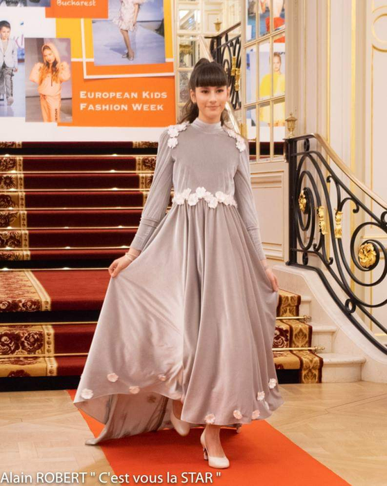 Raisandra a strălucit pe catwalk-ul de la Paris în creațiile unor designeri români! Imagini de colecție cu talentata cântăreață