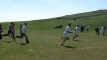 VIDEO Fotbal si capete sparte la un meci de fotbal din liga judeteana!
