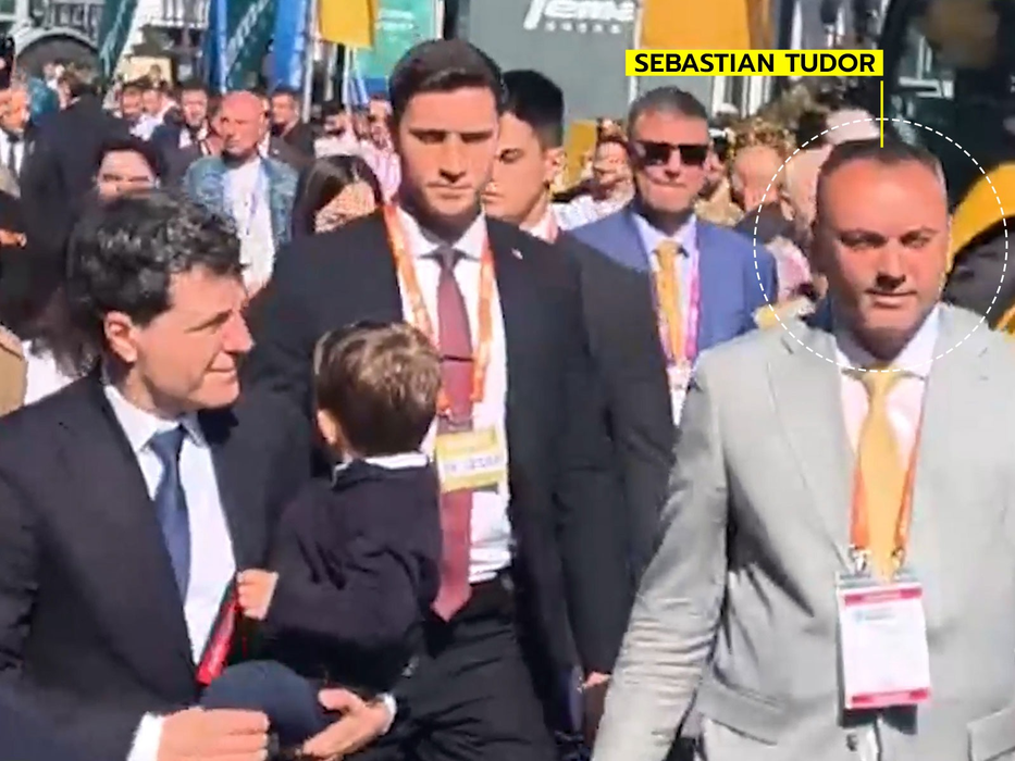 Sebastian Tudor l-a ghidat pe președintele României pe parcursul evenimentului.