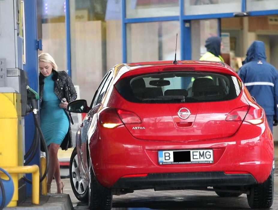 Imagini necenzurate. Maria Constantin a apărut fără sutien în benzinărie!
