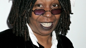 VIDEO Whoopi Goldberg a fost sarutata pasional de un coleg