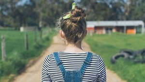 Fetiţă de 13 ani, violată cu bestialitate de mai mulţi tineri! Aceştia au filmat ororile şi le-au pus pe internet
