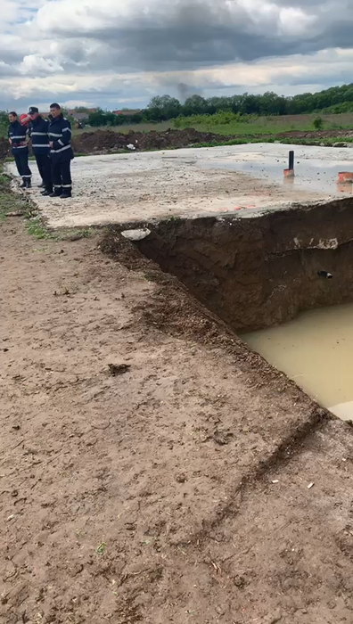 Micuții s-au înecat în groapa plină cu apă de ploaie