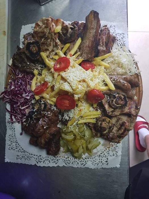 Cât costă un „platou cu draci pe el” de la terasa lui Luis Stan? Lumea se înghesuie la restaurantul celui care a rupt Tik Tok-ul