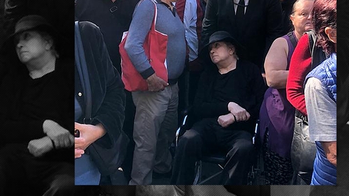 Soția maestrului, inertă în scaunul cu rotile! Imagini copleșitoare la funeraliile lui Alexandru Arșinel
