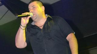 VIDEO Vezi cum s-au spart in figuri de dans manechinele pe melodia “Cicalaca”, varianta greceasca interpretata de Ionut Galani!