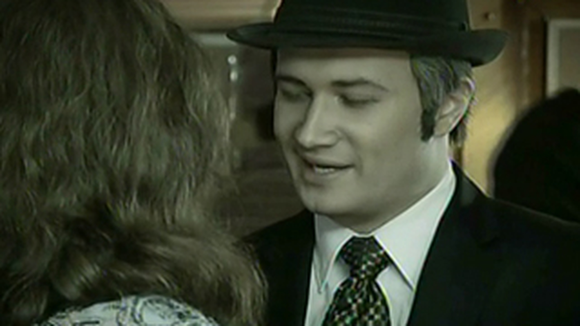 VIDEO Ultima parodie a lui Bendeac: comisarul Moldovan a ajuns pe Titanic si s-a indragostit de Rose in timp ce o invata sa scuipe!