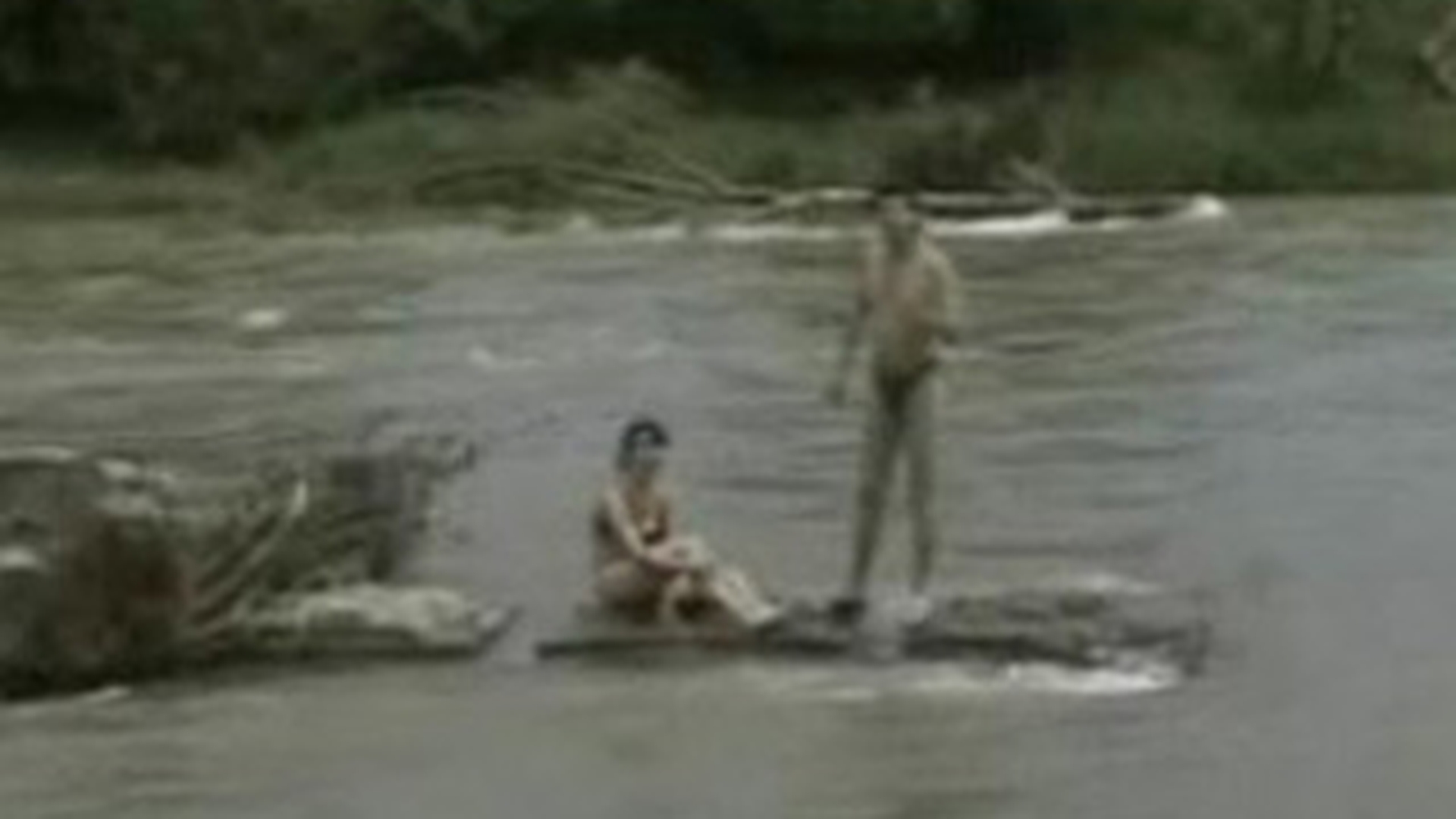 VIDEO Au vrut sa spele masina in rau, dar le-a fost luata de ape si puteau sa moara!
