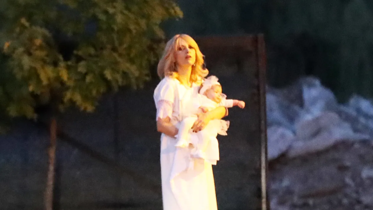 Simona Gherghe şi-a botezat azi fetiţa! Cea mai emoţionantă zi pentru vedeta TV