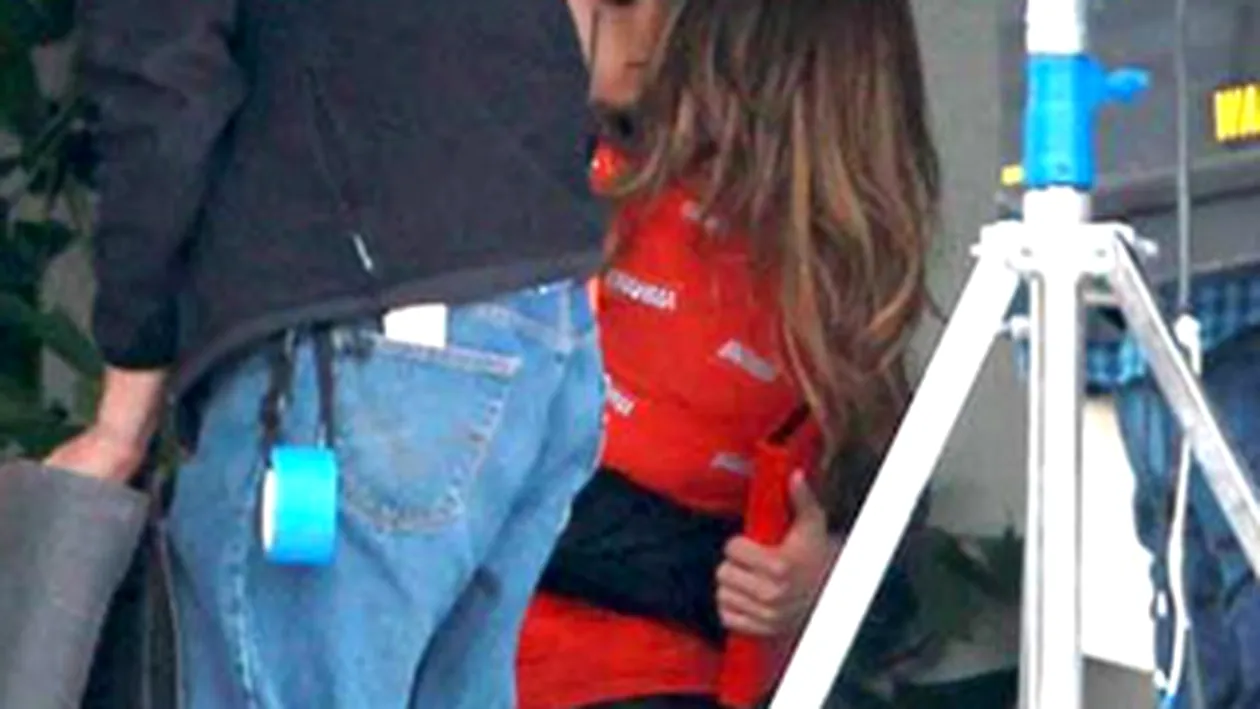 Jennifer Lopez nu pleaca fara Casper de acasa! Vedeta s-a sarutat de zor cu iubitul ei in timpul pauzelor de filmari pe care le avea!