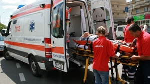 Tentativă de suicid șocantă la Iași. Un bărbat s-a certat cu nevasta și s-a așezat de-a latul unui drum