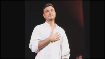 Valentin Sanfira, în compania altei femei! Pe cine ține de mijloc cântărețul