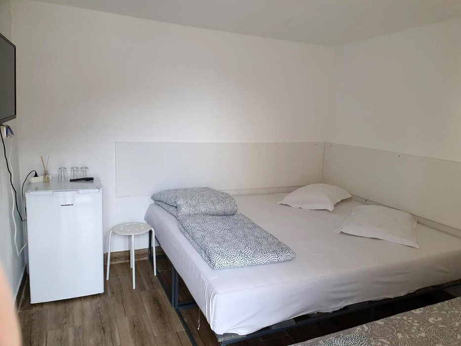 Sejur de coșmar pentru o brașoveancă, într-un hostel din București: „Cred că e bordel, pentru că am auzit femeile cum…”