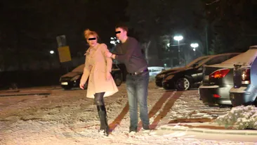 Uite cum ies din club fetele, la patru dimineata! Abia se pot tine pe picioare si se agata de iubitii lor ca sa poata merge