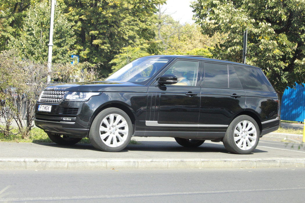 Lucian Mitrea s-a întâlnit cu un prieten și i-a prezentat mașina, un Range Rover