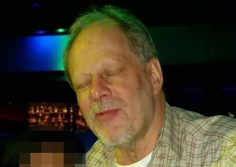 Imagini şocante cu tragătorul din Las Vegas, întins pe jos şi înconjurat de arme şi muniţie. Cum a acţionat  Stephen Paddock