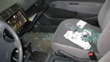 Spargeri de mașini pe bandă rulantă într-un cartier din București