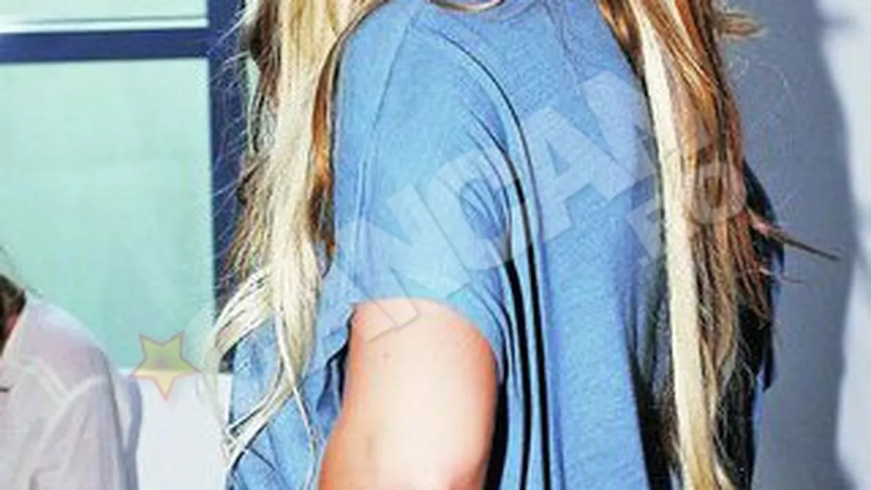 Gina Pistol se opereaza la foc automat! Si-a taiat din nou din buze!