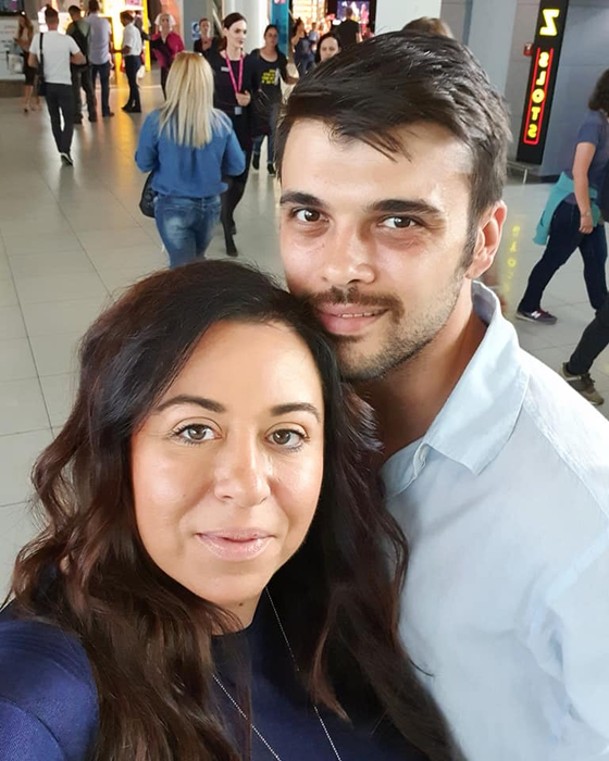 Oana Roman, în brațele unui bărbat celebru! A fost fotografiată în timp ce o pupa