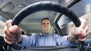 Bancul zilei. Un șofer îi dă mesaj celui care i-a vândut o mașină cu probleme…