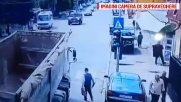 Momentul șocant în care un bătrân este izbit de un camion, la Câmpulung Muscel! Bărbatul a traversat nergulamentar