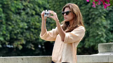 Eva Mendes a dat o raita prin gradinile din Paris