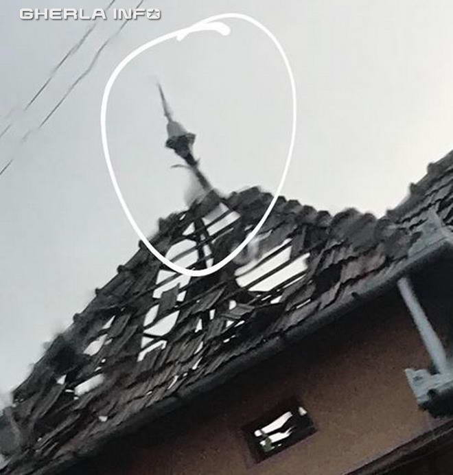 Casă lovită de fulger în Gherla: ”Acoperișul i-a zburat pe partea interioară a curții!”