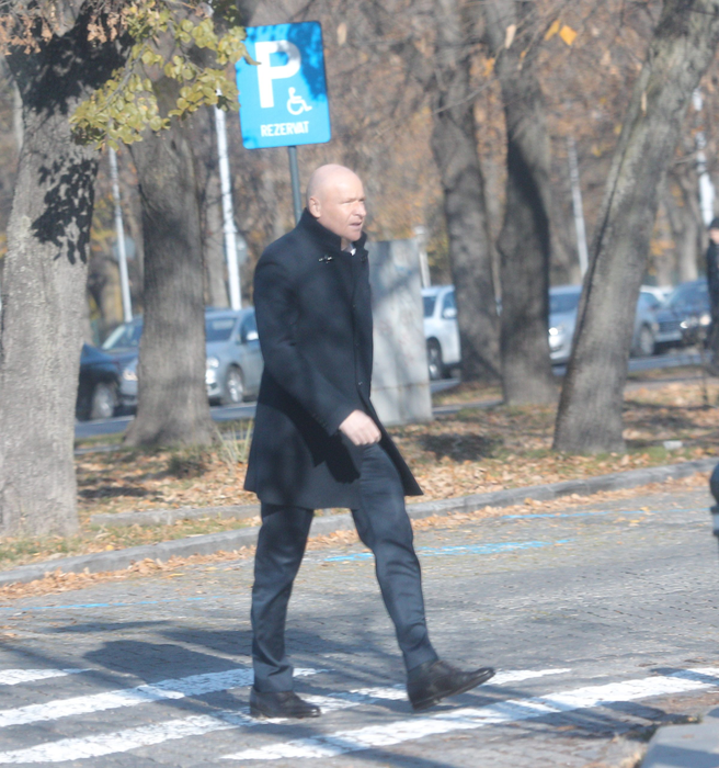 Dând dovadă de o rară modestie, Dragoș Pavăl nu s-a ferit să meargă pe jos kilometri buni