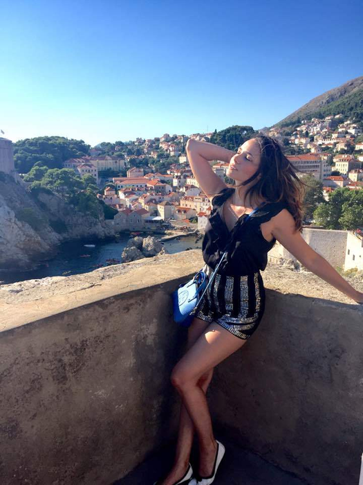 Fata Danei Săvuică a devenit o adevărată domnişoară! Cum s-a pozat Julie, în turul Serbiei şi al Croaţiei!