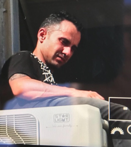 Un bărbat vrea să se arunce de la etajul blocului în care se află sucursala CEC de la Piaţa Alba-Iulia, din Bucureşti