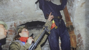 Fotografie document! Mihaela Radulescu a luptat la Revolutie cu arma in mana: "Aveam 20 de ani si traiam o aventura"