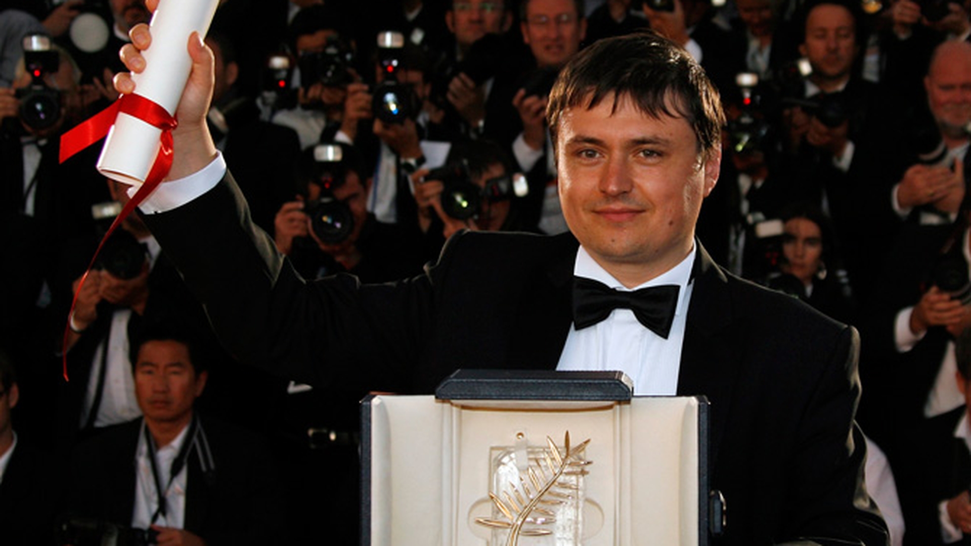 Cristian Mungiu si actritele Cosmina Stratan si Cristina Flutur se intorc de la Cannes cu premiile pentru scenariu si cele mai bune roluri feminine!