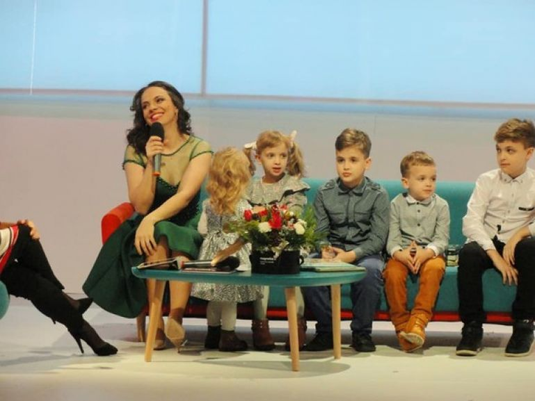 Raluca, ex-Angeles, prima apariție la TV alături de cei 5 copii! “Nu obișnuiesc să…”