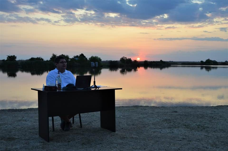Audiențe live de pe malul lacului