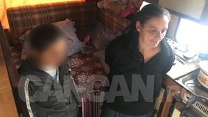IMAGINI TULBURĂTOARE! O mamă şi cei doi copii şi-au găsit casă într-o ”cutie de chibrituri”!