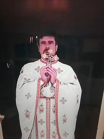 Un preot din Galați a pus, noaptea, candele la toate crucile din cimitir și le-a aprins
