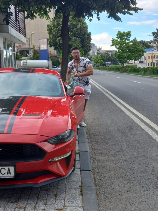 EXCLUSIV | Bogdan Mocanu a dezvăluit care a fost prima lui mașină: “M-am răsturnat cu el”. Se plimbă cu un Mustang care nu e încă al lui, iar în acte, are un Mercedes C Class Hybrid