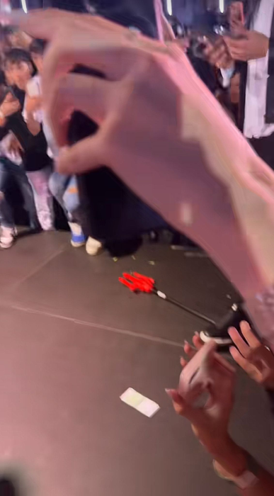 Albert NBN a fost atacat cu o furcă de demon în timpul unui concert, de Halloween. Reacția trapperului i-a uimit pe cei prezenți