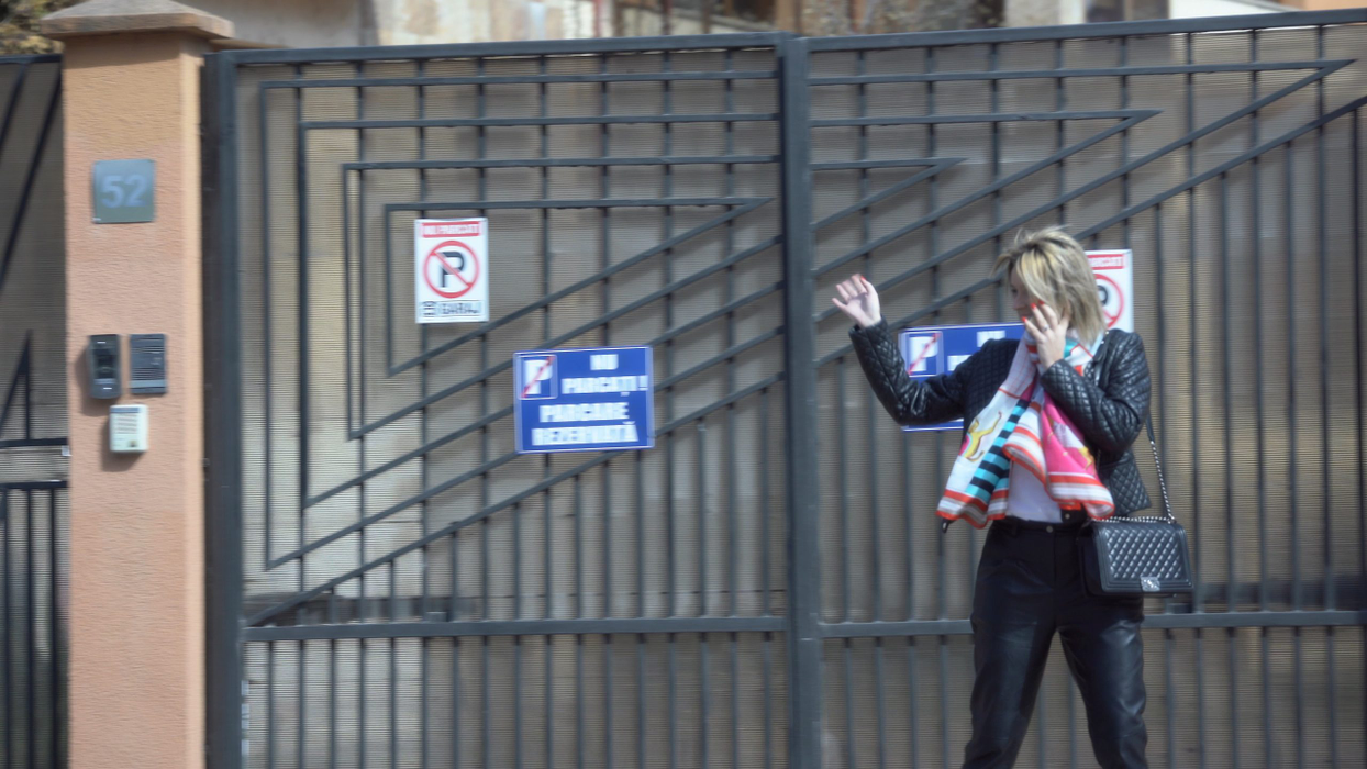 Diana Dumitrescu îi face un semn Majdei (Foto: CANCAN.RO)