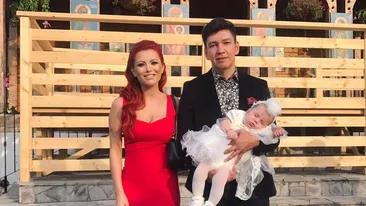 ELENA GHEORGHE a făcut publice imagini de la botez! Ce ţinute a schimbat roşcata