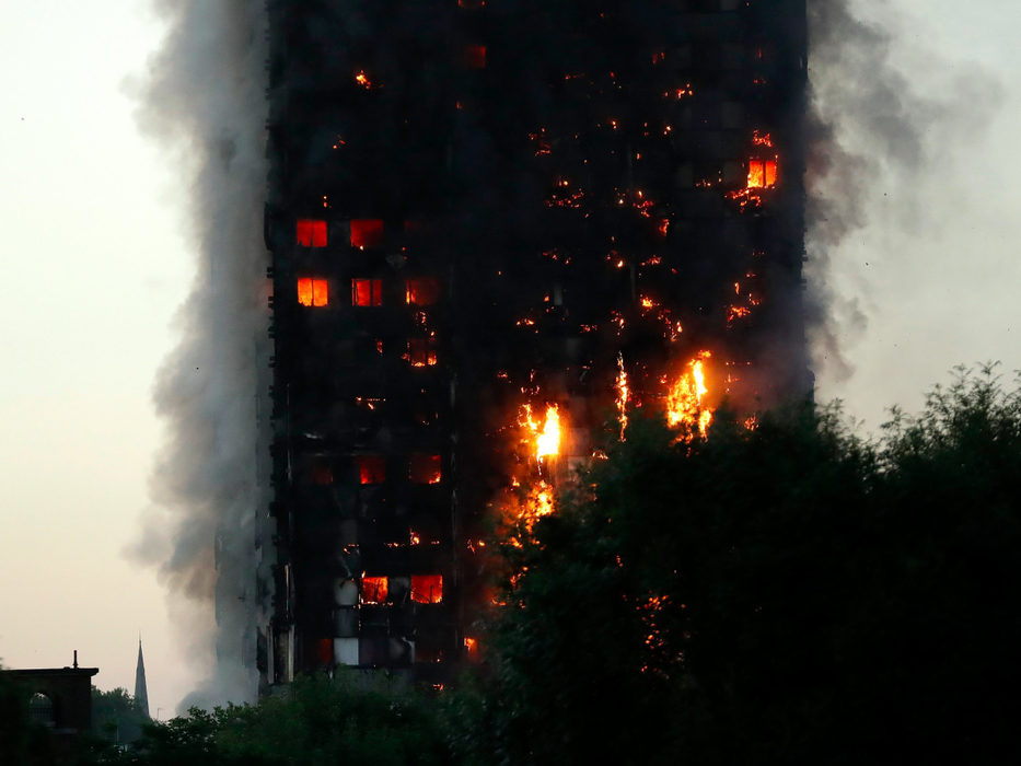 Un întreg bloc de 27 de etaje a fost mistuit de flăcări în Londra